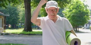 一位退休老人的视频肖像。老祖父竖起大拇指