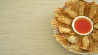 香辣蘸酱煎生菇和生蚝王菇——素食风格视频素材模板下载