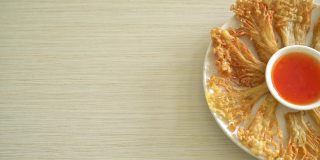 油炸金针菇或金针菇配辣蘸酱-素食风格