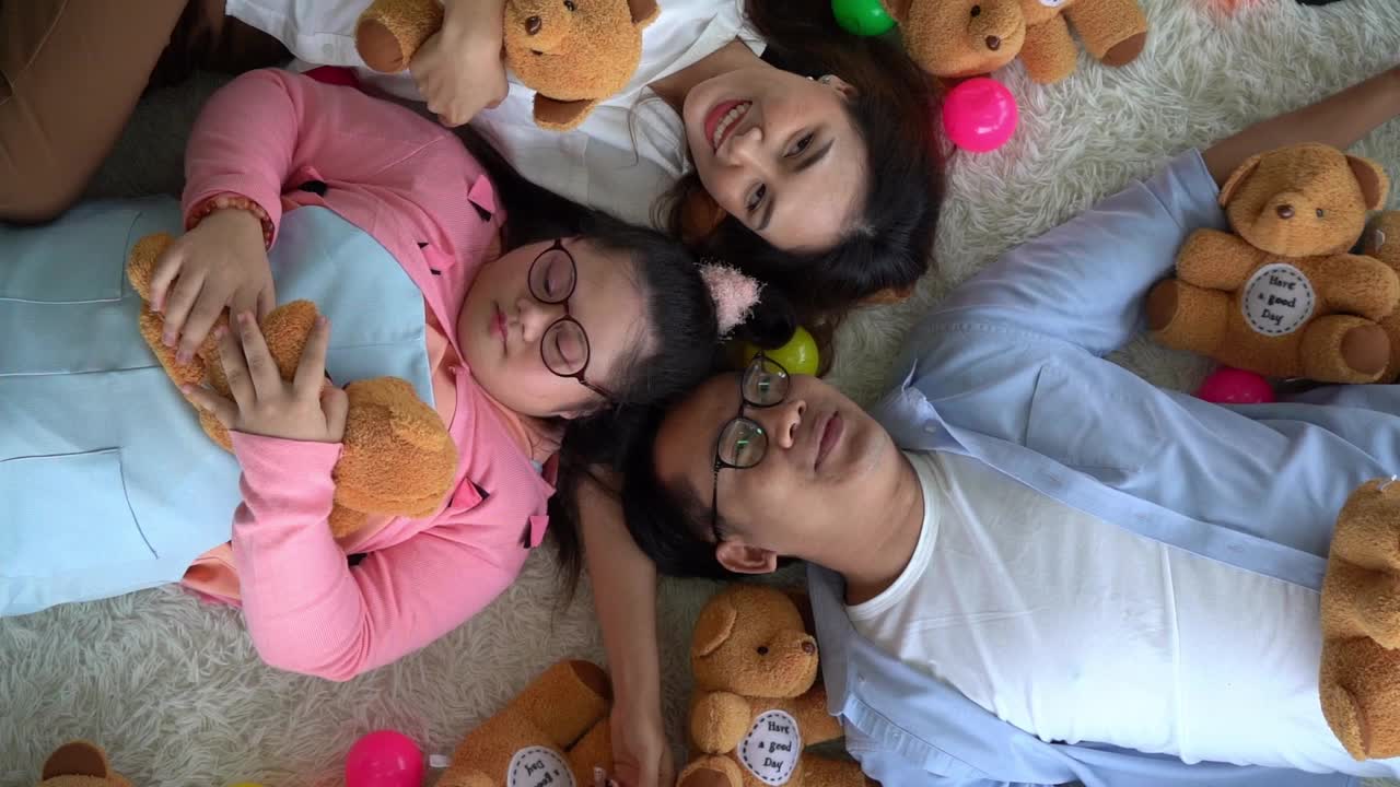 自闭症家庭快乐女孩在地板上玩玩具玩得很开心。残疾家庭关怀概念。