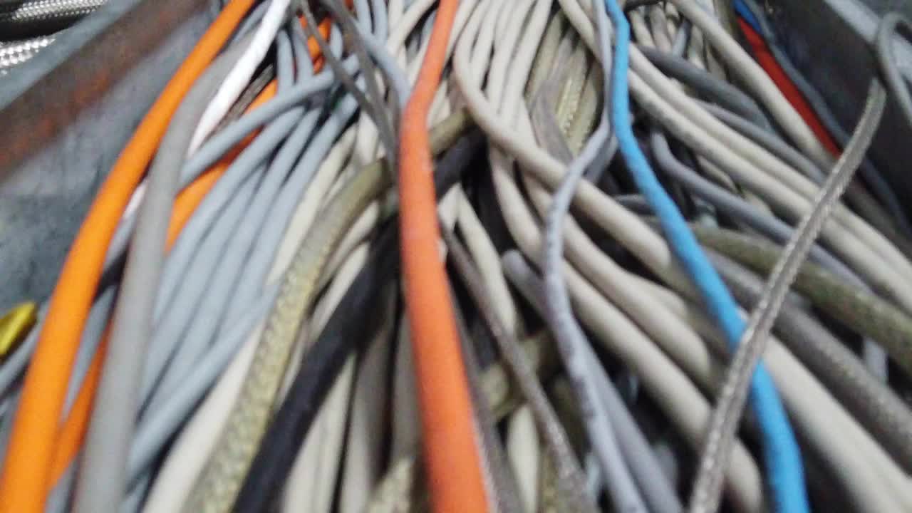 许多互联网电缆的重叠