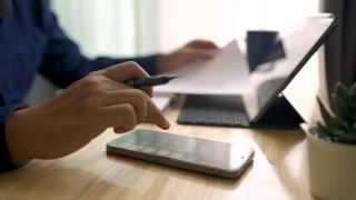 男人用智能手机计算家庭财务视频素材模板下载