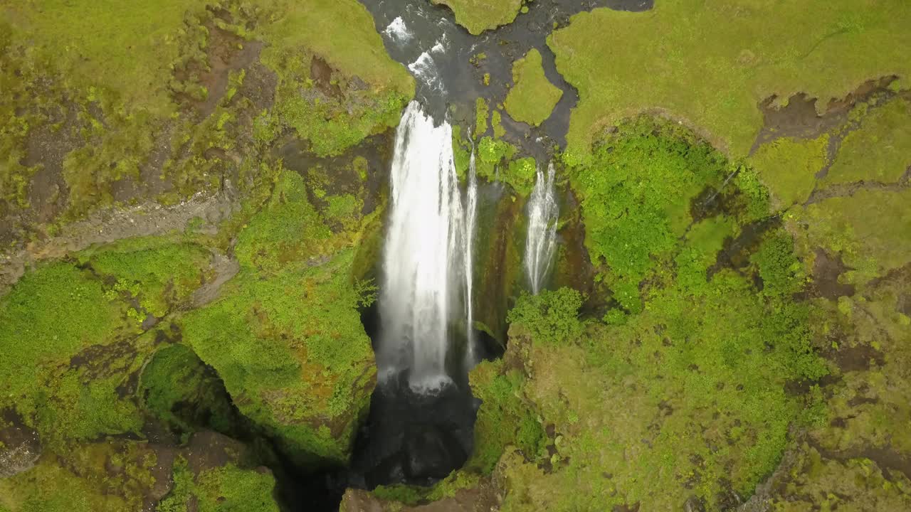 从空中俯瞰冰岛的Gljufrabui瀑布