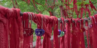 红丝带和挂锁绑在铁链上，陕西寺庙，中国。