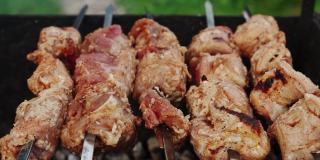 Top view of Hot Barbecue grill shish kebab木炭熟肉。近距离