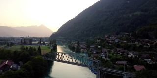 无人机鸟瞰瑞士因特拉肯。村庄和瑞士阿尔卑斯山围绕着inter laken。