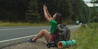 担心漂亮的亚洲女游客试图抓住手机连接在登山