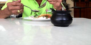 泰国老人在吃午餐
