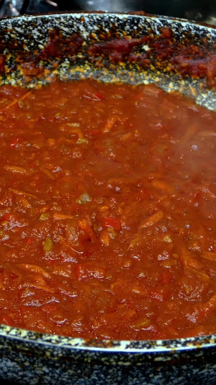 意大利面条加入美味的番茄酱和蔬菜，在煤气炉上的煎锅中慢炖。在家庭厨房里做意大利面或干面条的食谱。