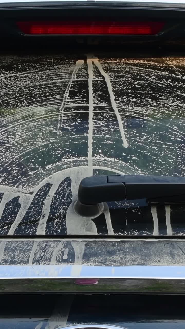 后刮水器可清除越野驾驶后车窗上的灰尘