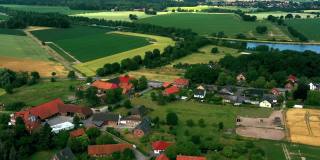 德国北部小村庄中心鸟瞰图，有农场、农舍、半木质房屋和传统民居