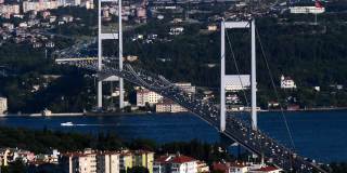 ?stanbul博斯普鲁斯大桥(7月15日殉教者)从空中拍摄到堵车期间的视频片段