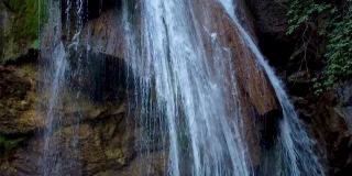 克里米亚山的瀑布从上面的朱尔-朱尔河惊人的克里米亚，热叶动力空中飞行。自然季节自然清新环境current wild mountain park天堂春天