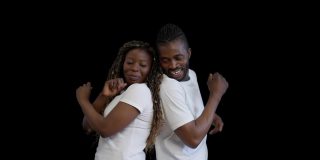 非裔美国夫妇穿着白色t恤跳舞，一起玩乐，庆祝