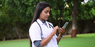 印度女医生手持手机。医疗保健远程医疗在线远程会诊移动医疗技术应用概念