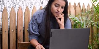 在舒适的办公室里专注于电脑项目的年轻印度裔女商人。专注自信的女员工思考问题的解决方案，头脑风暴的想法