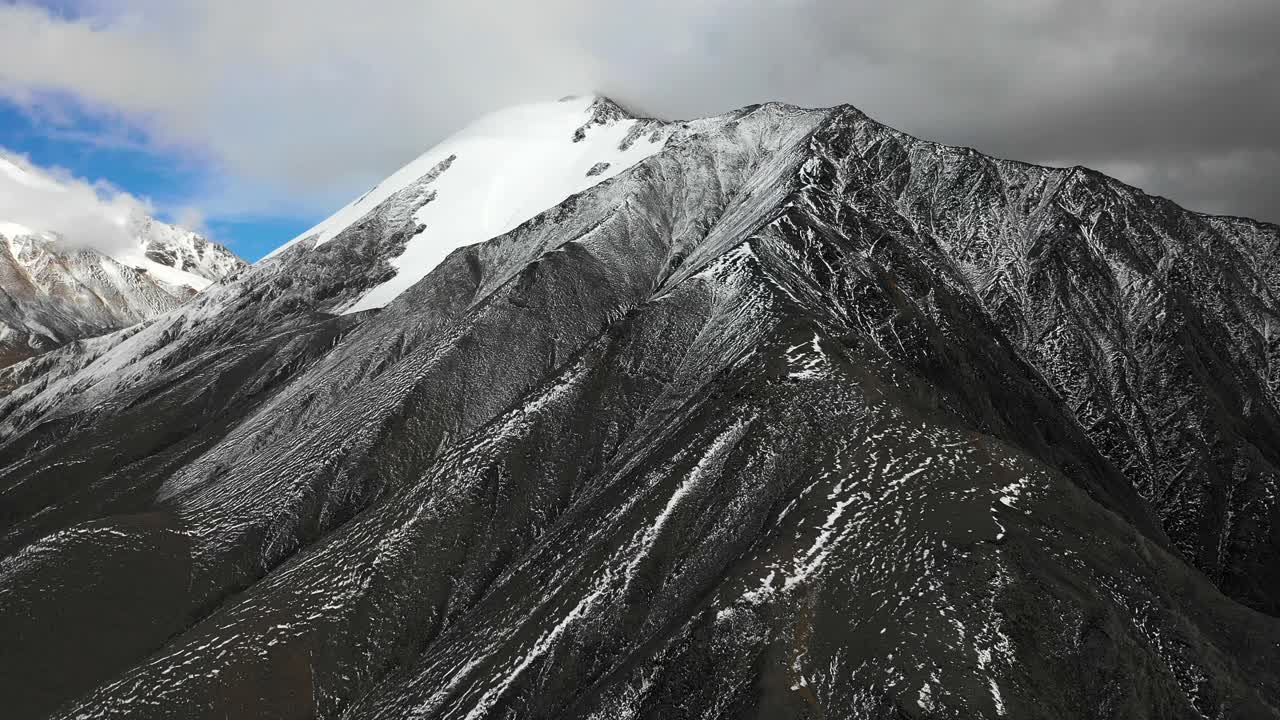RT/西藏高原冈石卡雪山