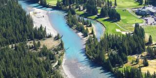 鸟瞰班夫温泉高尔夫球场和隧道山，弓河和喷河山谷在夏天的时间。班夫国家公园，加拿大落基山脉，阿尔伯塔，加拿大。