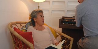 4K亚洲老夫妇一起在家里的客厅里弹钢琴和唱歌。