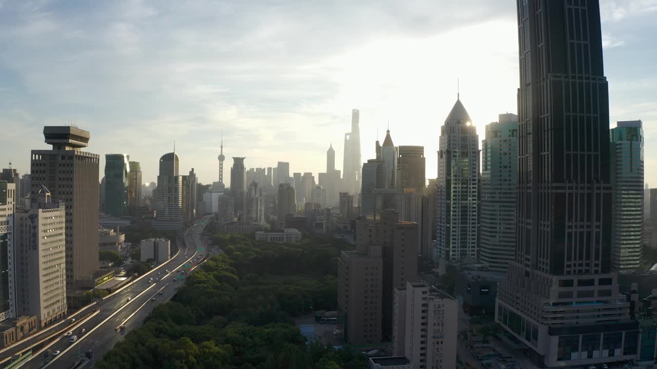 俯瞰中国上海。摩天大楼和高架道路。