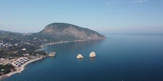 克里米亚，GURZUF -鸟瞰著名的岩石Adalary，两个双悬崖与山的边缘Au-Dag在早春的早晨在克里米亚半岛的南海岸。本空间