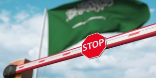 打开大门上的沙特阿拉伯国旗背景