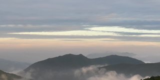 日出前后云雾缭绕的美丽山景