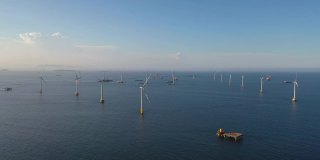 壮观的海上风力发电厂的鸟瞰图