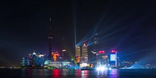 时间流逝:浦东陆家嘴金融区摩天大楼灯光秀，中国上海的旅游景点。