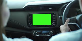 4K幸福夫妇驾驶汽车与现代汽车监视器屏幕立体声绿色屏幕背景