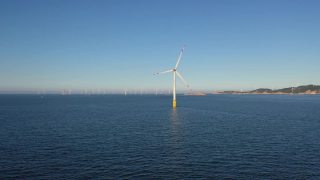 海上风力发电厂的鸟瞰图视频素材模板下载