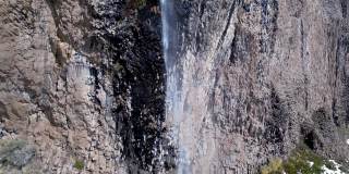 在安第斯山脉的阿劳卡里亚斯(Pehuen)附近的解冻瀑布。