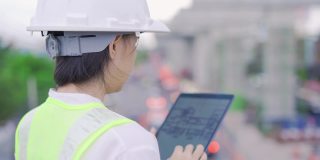 工业工程师使用数码平板电脑对工地进行工作