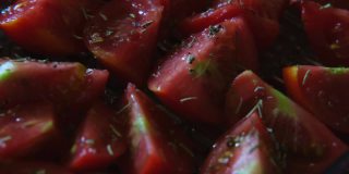 传统的意大利番茄干。准备将成熟的西红柿片与普罗旺斯香草和盐一起晒干。用于制作开胃菜，烤面包片，沙拉等。4 k视频剪辑。