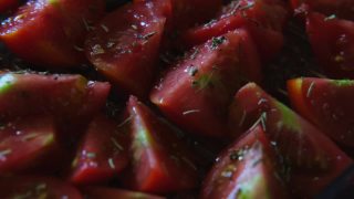 传统的意大利番茄干。准备将成熟的西红柿片与普罗旺斯香草和盐一起晒干。用于制作开胃菜，烤面包片，沙拉等。4 k视频剪辑。视频素材模板下载