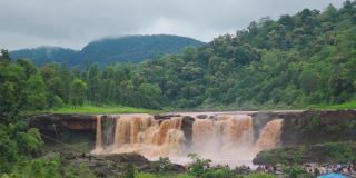 季风季节，印度古吉拉特邦萨普塔拉的瓦海，美丽的吉拉瀑布与绿色山脉的背景