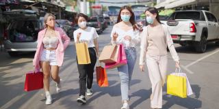 4K群亚洲女性朋友带着医用口罩一起逛街市。