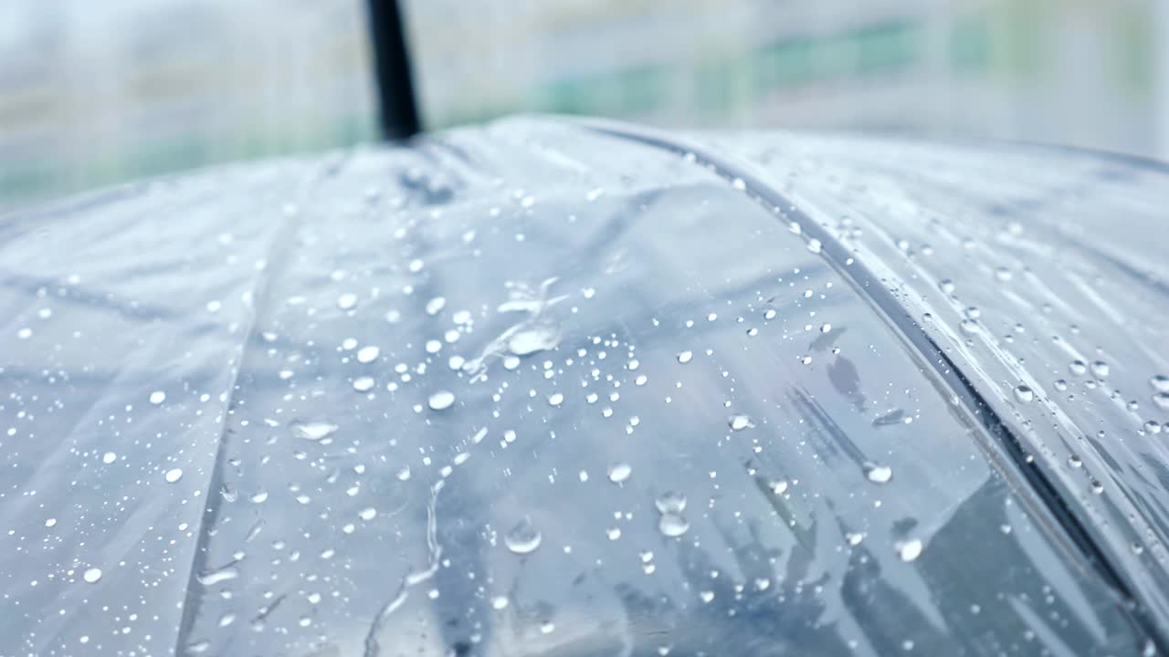 雨中透明伞的特写