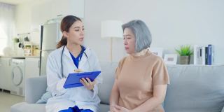 亚洲看护者心理医生仔细倾听耐心的女人。年轻漂亮的女护士在养老院检查和咨询帮助老年女性解决问题。心理卫生保健。