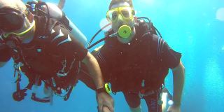一群潜水员在水下参加水肺潜水课程