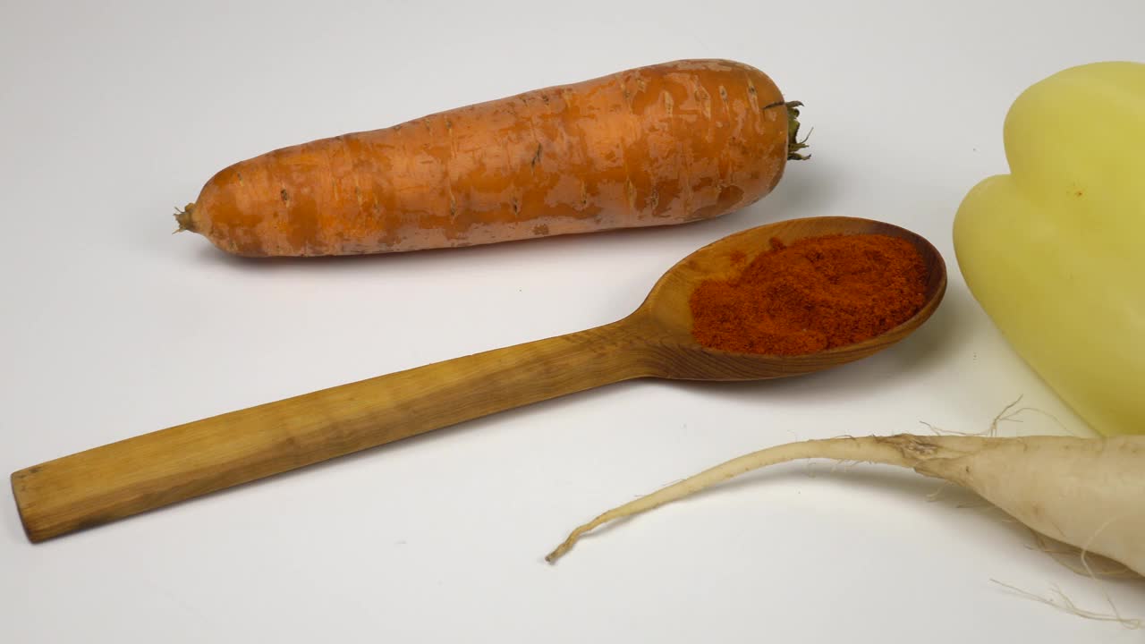 新鲜的生白萝卜和胡萝卜在蔬菜沙拉和小吃中很受欢迎