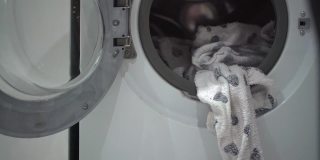浴巾睡衣挂在浴室的洗衣机上