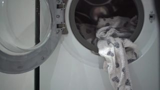 浴巾睡衣挂在浴室的洗衣机上视频素材模板下载