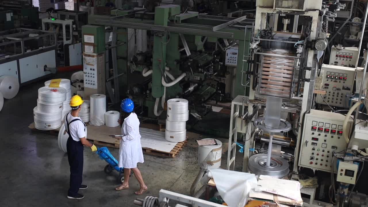 工人和技术人员在塑料升级回收设施