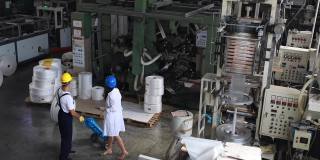 工人和技术人员在塑料升级回收设施