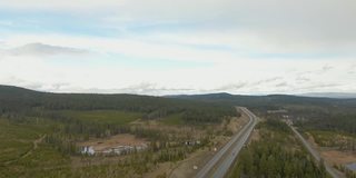 俯瞰风景优美的高速公路在加拿大山景