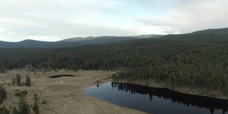 加拿大风景中的湖泊的空中全景。