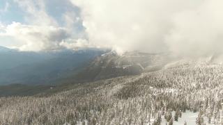 加拿大自然景观的鸟瞰图在积雪覆盖的山顶视频素材模板下载