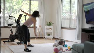 健康的妈妈在家锻炼，而她的宝宝在玩耍视频素材模板下载