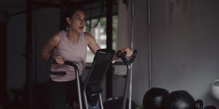 少数民族妇女在家庭健身房锻炼